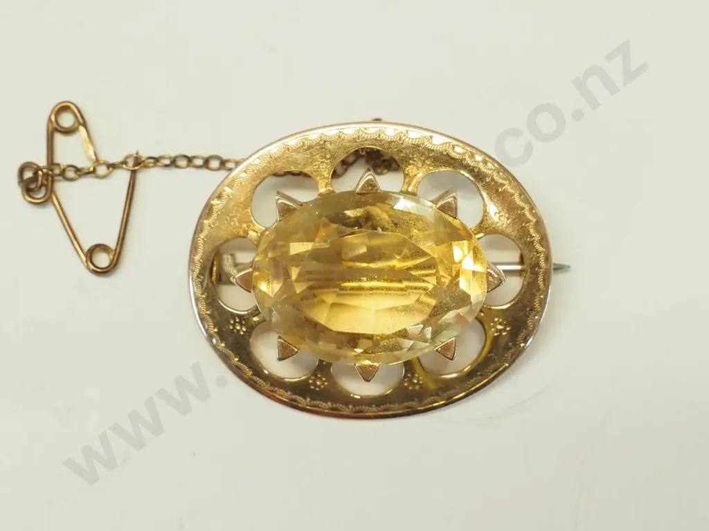 15c amber brooch with safety chain Image 1++