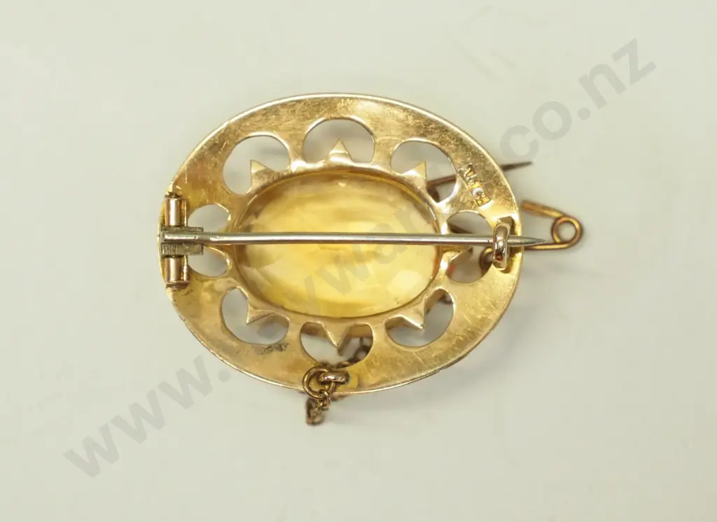 15c amber brooch with safety chain Image 1++
