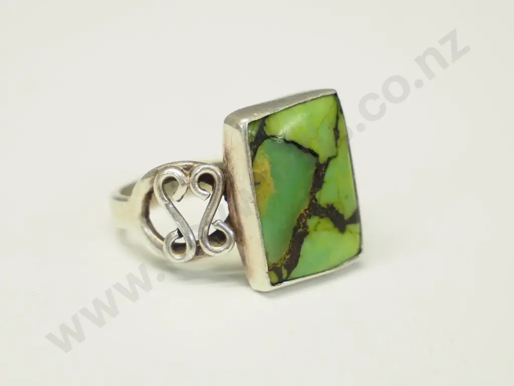 silver ring with a green stone stamped 925 Image 1++