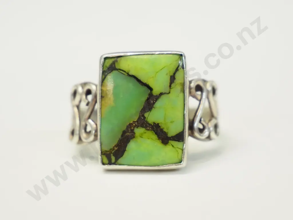 silver ring with a green stone stamped 925 Image 1++