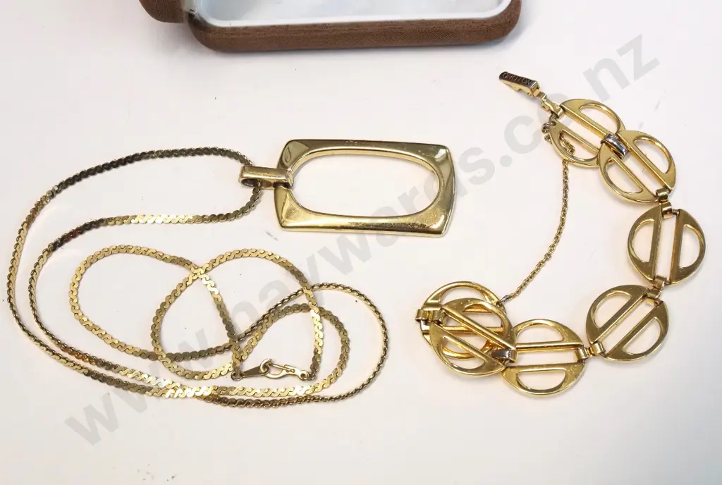 2 pieces of Oroton jewellery - pendant on chain and bracelet, with Oroton case Image 1++
