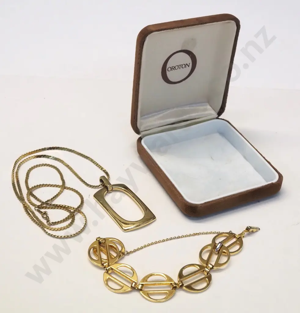 2 pieces of Oroton jewellery - pendant on chain and bracelet, with Oroton case Image 1++