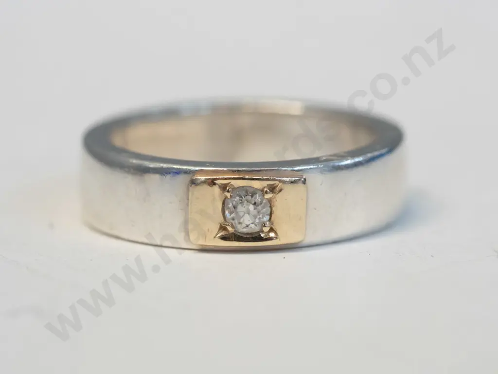silver ring with stone stamped silver 9ct Image 1++