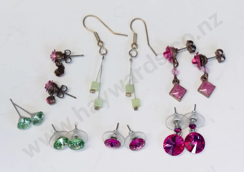 7 pairs of asstd earrings Image 1++