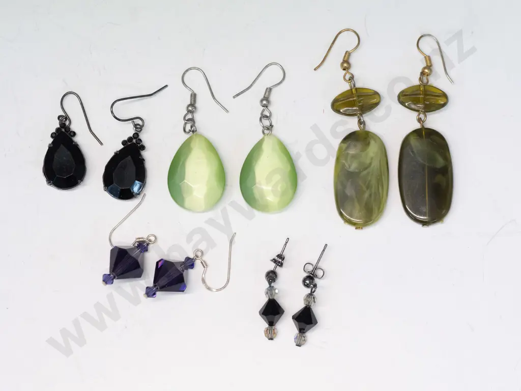 6  pairs of assorted ear-rings Image 1++