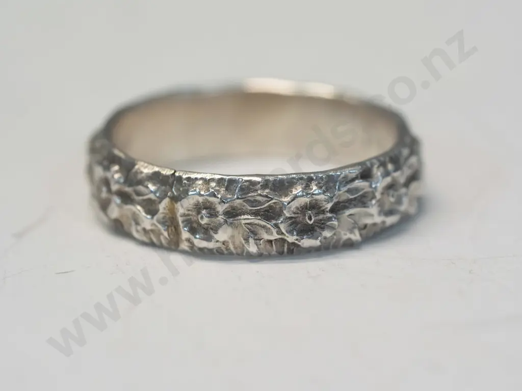 silver ring with flower engraving stamped 925 Image 1++