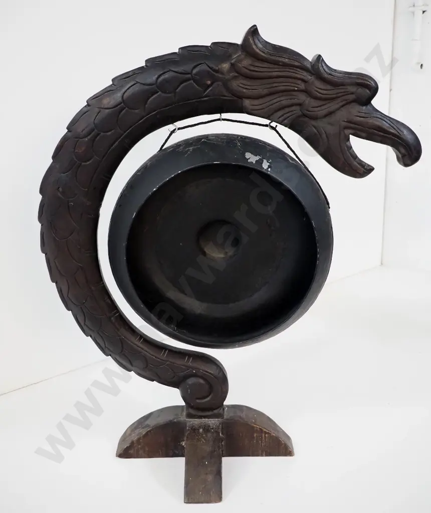 metal gong on carved wooden dragon-motif stand, no beater, scratches/paint loss on back of  gong H700 Gong diameter 340 Image 1++