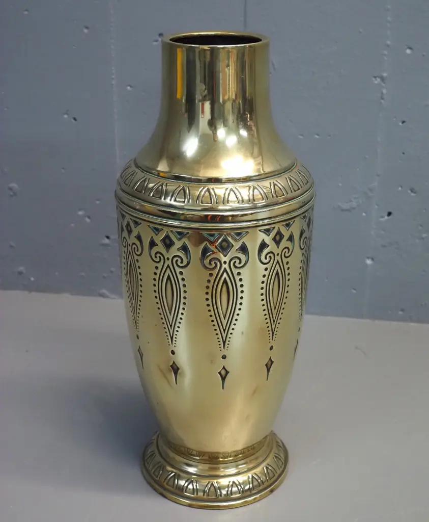 figured brass vase - made in Holland H370 Image 1++