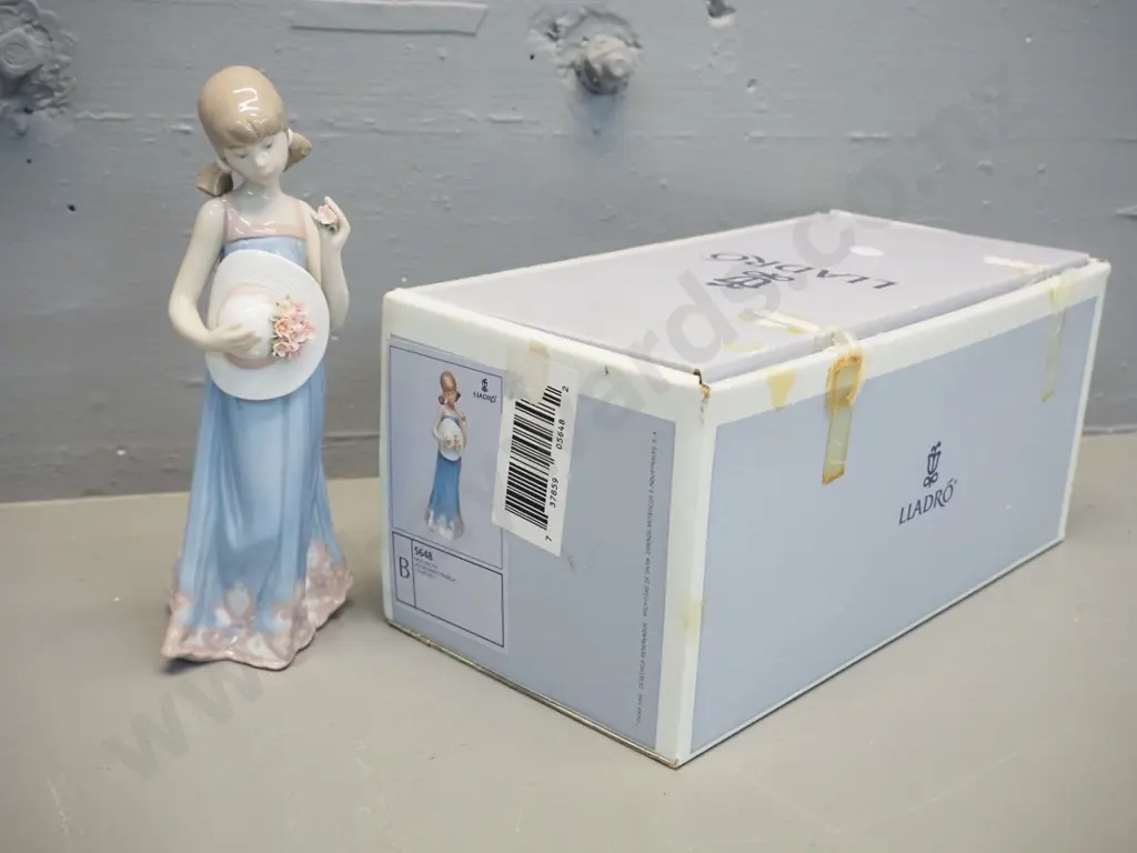 Lladro "Courtney" figurine H220 - with original box Image 1++