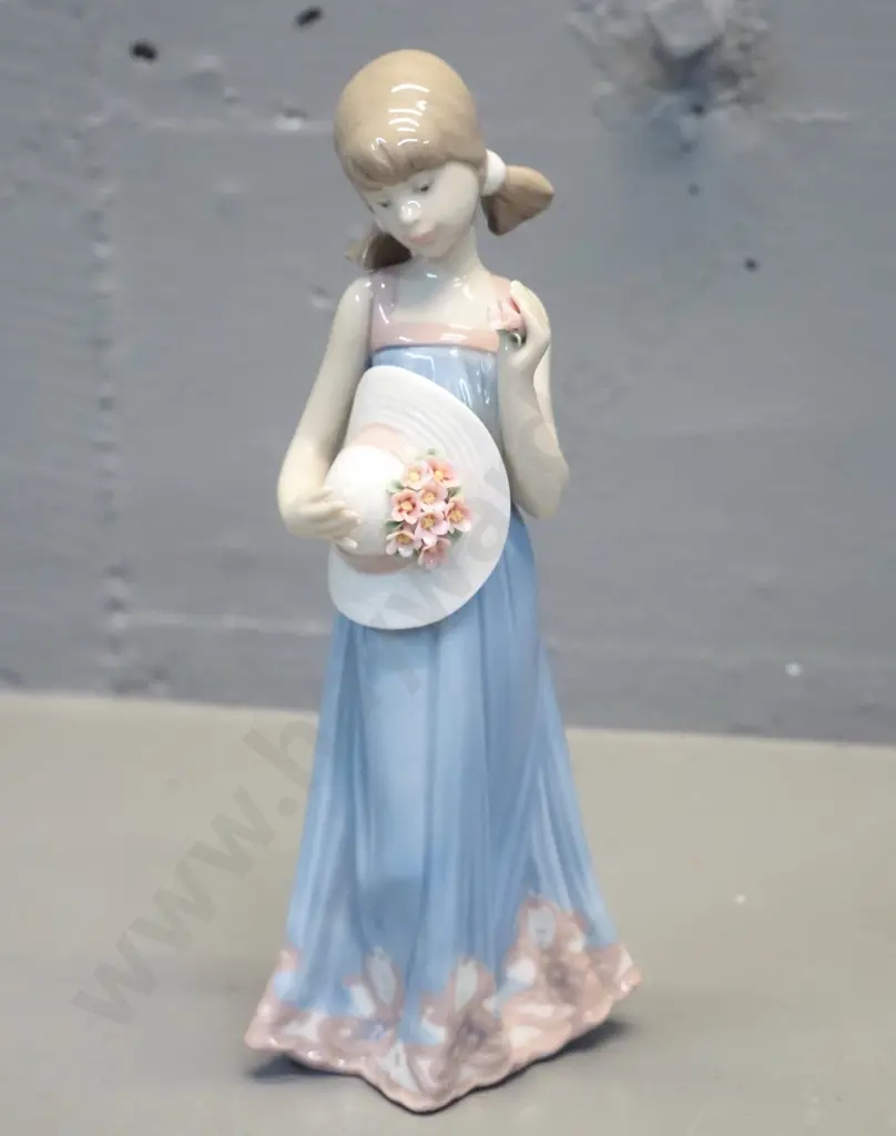 Lladro "Courtney" figurine H220 - with original box Image 1++