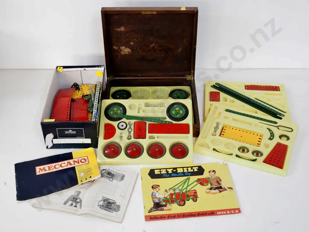 vintage Meccano and Ezy-Bilt construction toys and instruction booklets with non-original wooden case Image 1++