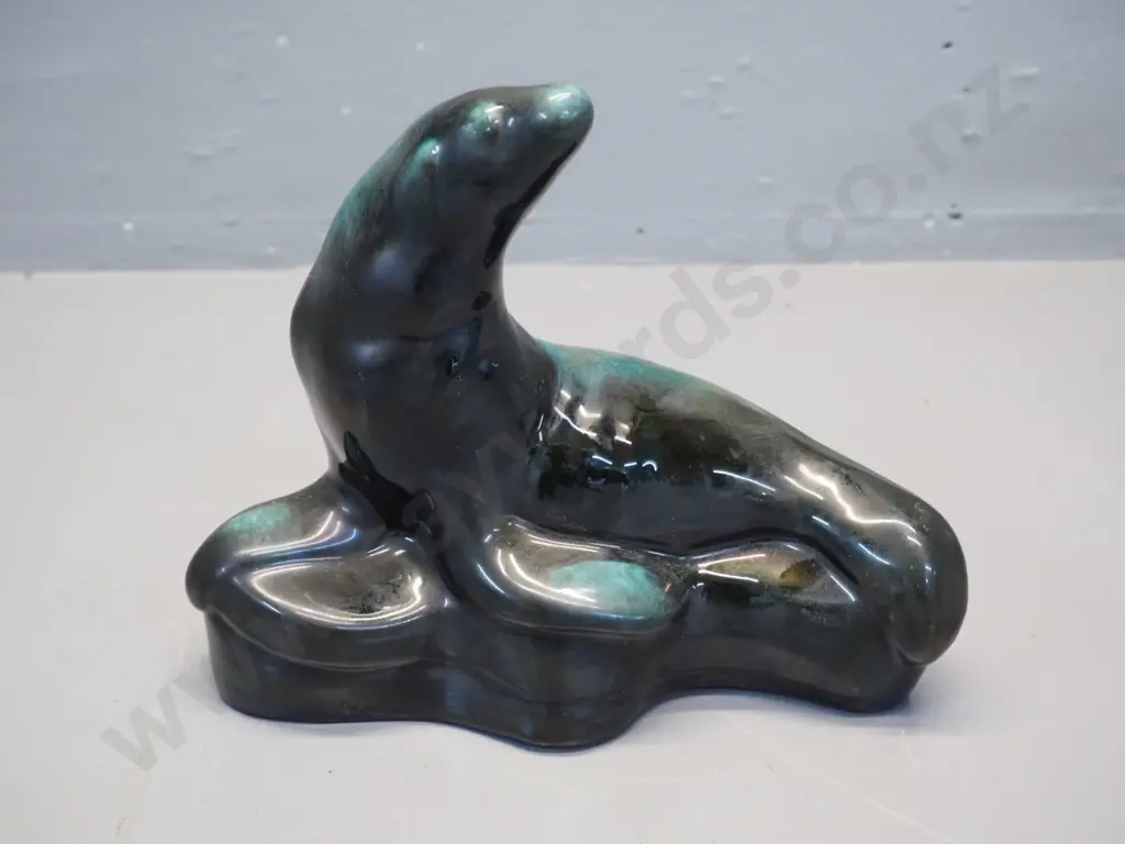 Blue Mountain pottery seal figure H-180 L-220 Image 1++