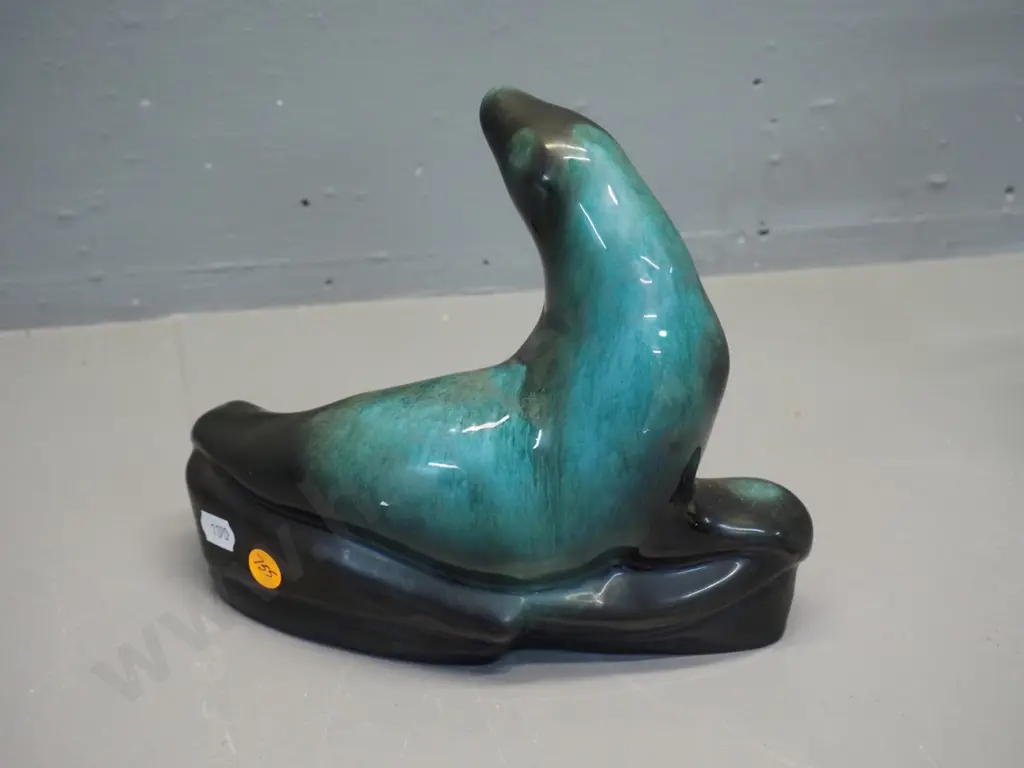 Blue Mountain pottery seal figure H-180 L-220 Image 1++