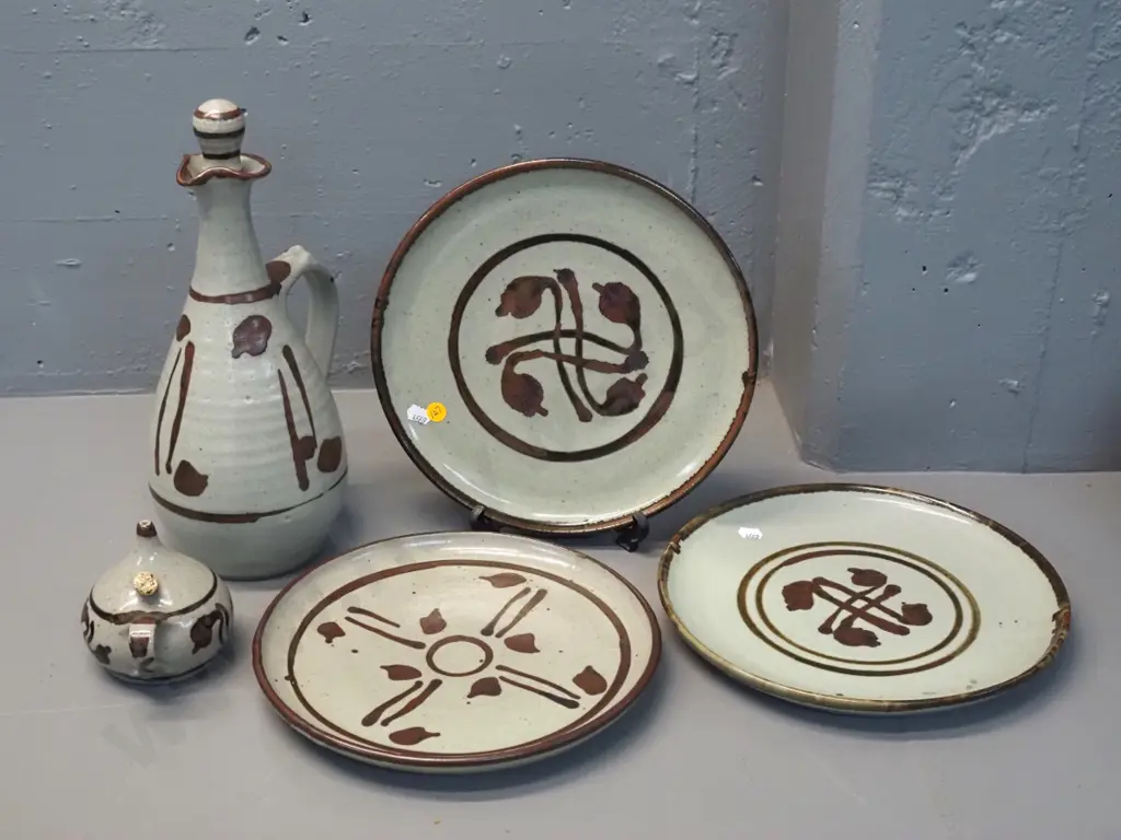 5 pieces Peter & Trudy Vendelbosch studio pottery - 3 heavy plates, stoppered jug H-350 and small bottle Image 1++