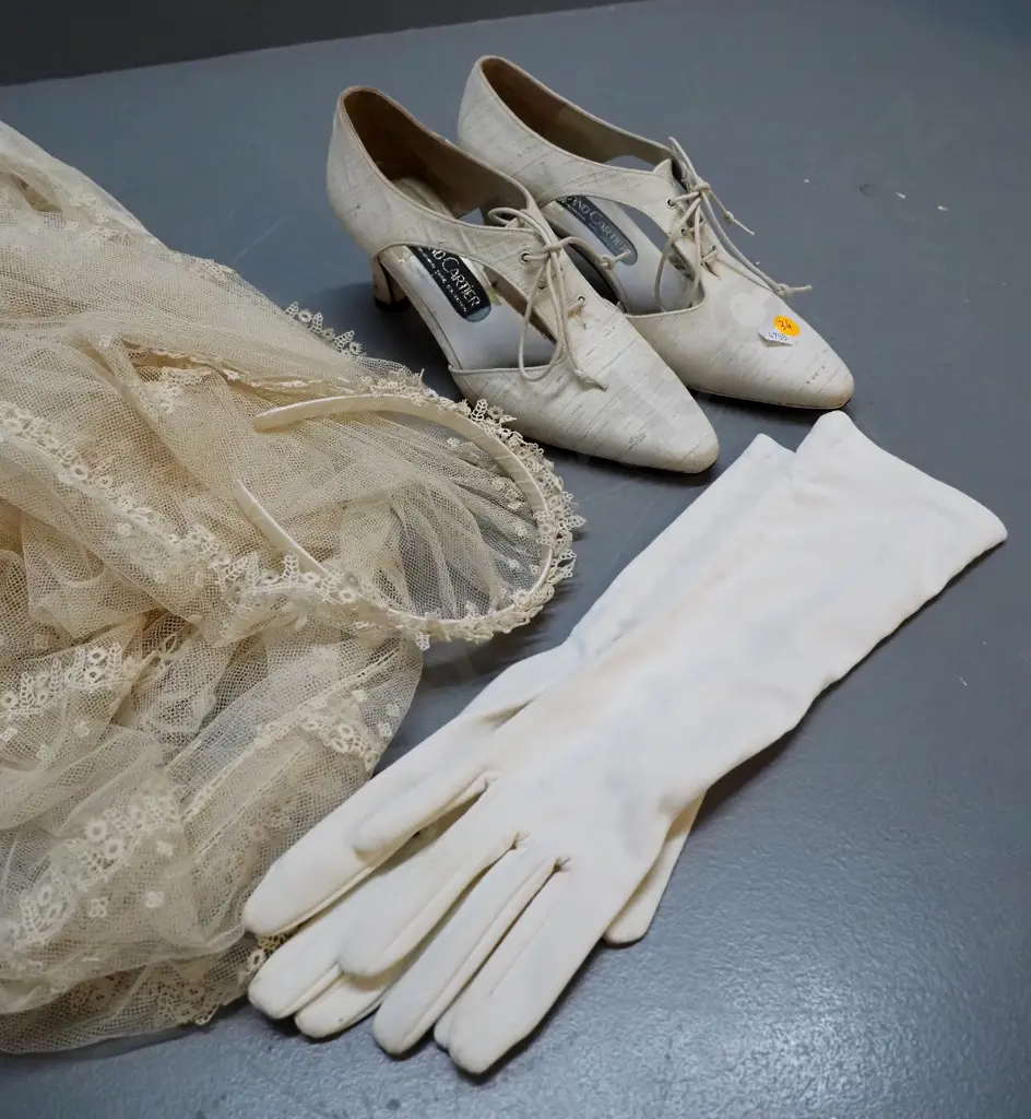 vintage ecru colour embroidered bridal veil, a pair of shoes and gloves - veil is L-2050 Image 1++