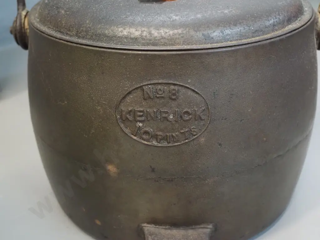 cast iron lidded pot with handle - marked Kendrick No. 8 10 pint - H-160 D-220 Image 1++