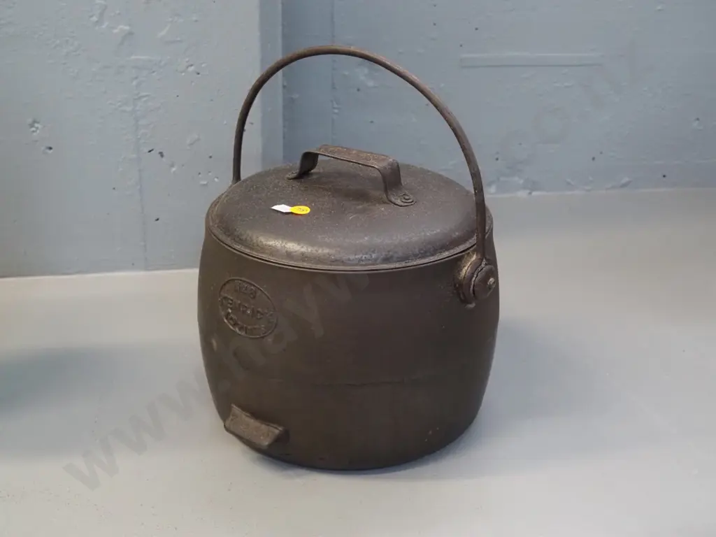 cast iron lidded pot with handle - marked Kendrick No. 8 10 pint - H-160 D-220 Image 1++