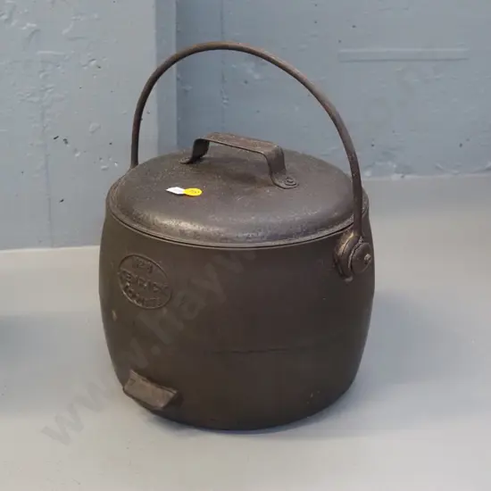 cast iron lidded pot with handle - marked Kendrick No. 8 10 pint - H-160 D-220