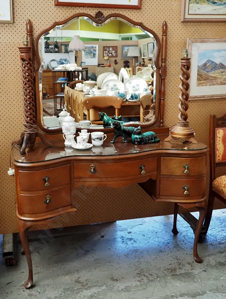 mahogany bow-front 5-drawer dressing table w/bevelled tilt mirror, glass top - faults to mirror frame H1550 W1130 D460 Image 1++