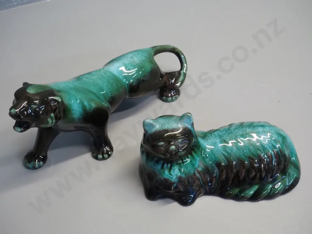 2 Blue Mountain pottery figures - resting cat and a mountain lion H-150 L-290 Image 1++