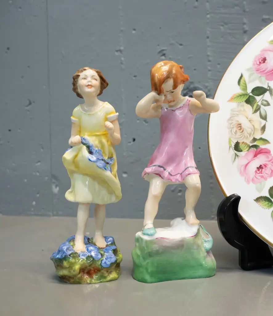 3 Royal Worcester china items - 2 figurines - Wednesday's Child & The First Cuckoo - and a Royal Garden cake plate D280 Image 1++