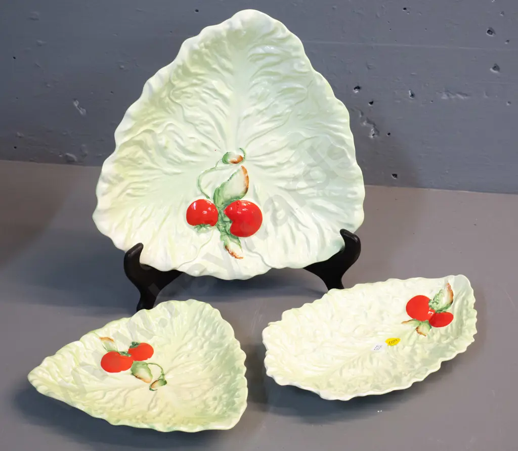3 pieces of Carlton salad ware - largest dish is D260 Image 1++