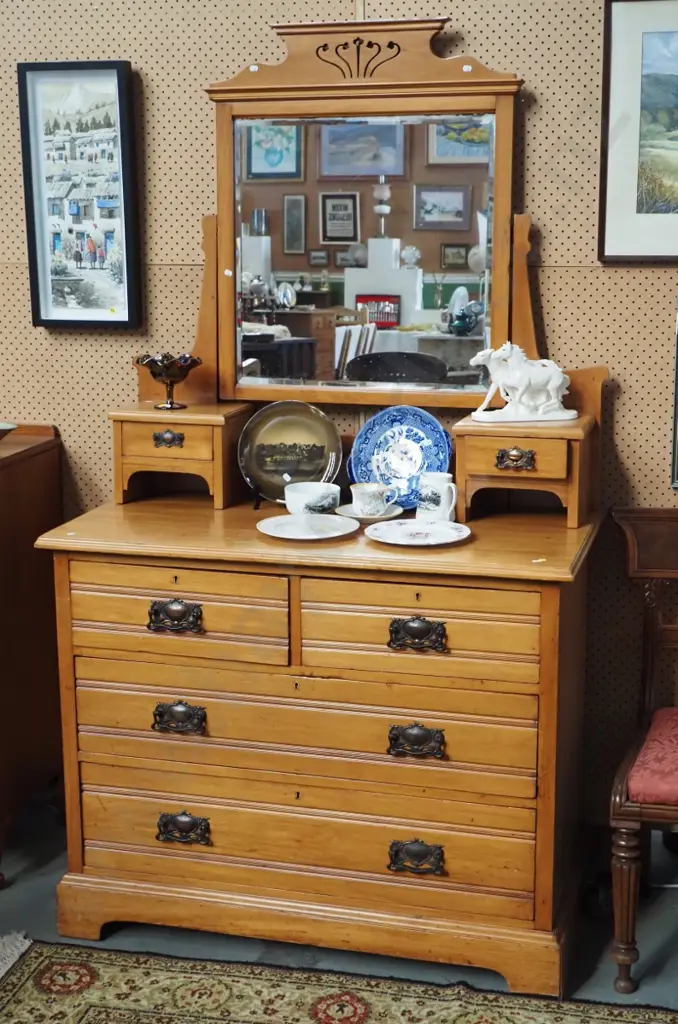 deco kauri dressing table w/tilt mirror, 4 drawers in base, 1 copper finish drop handle missing in top H1755 W1070 D540 Image 1++