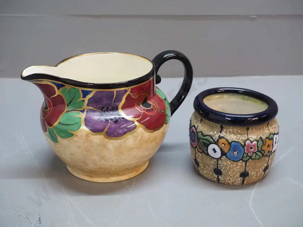 small Amphora pot and a Regal Ware poppy lustre jug H-120 W-200 Image 1++